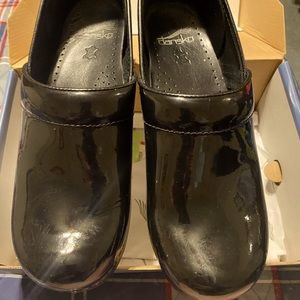Women’s Sz 39 (8.5 US) Danskos Professional Black Patent Shoes. Gently Worn.